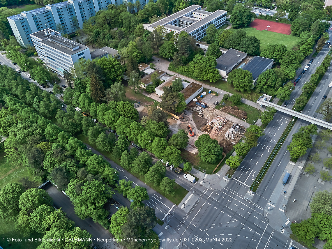 14.05.2022 - Luftbilder von der Baustelle Haus für Kinder in Neuperlach